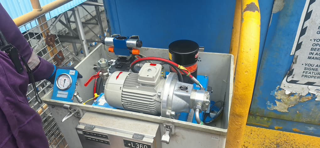 Hydraulic unit with pressure gauge