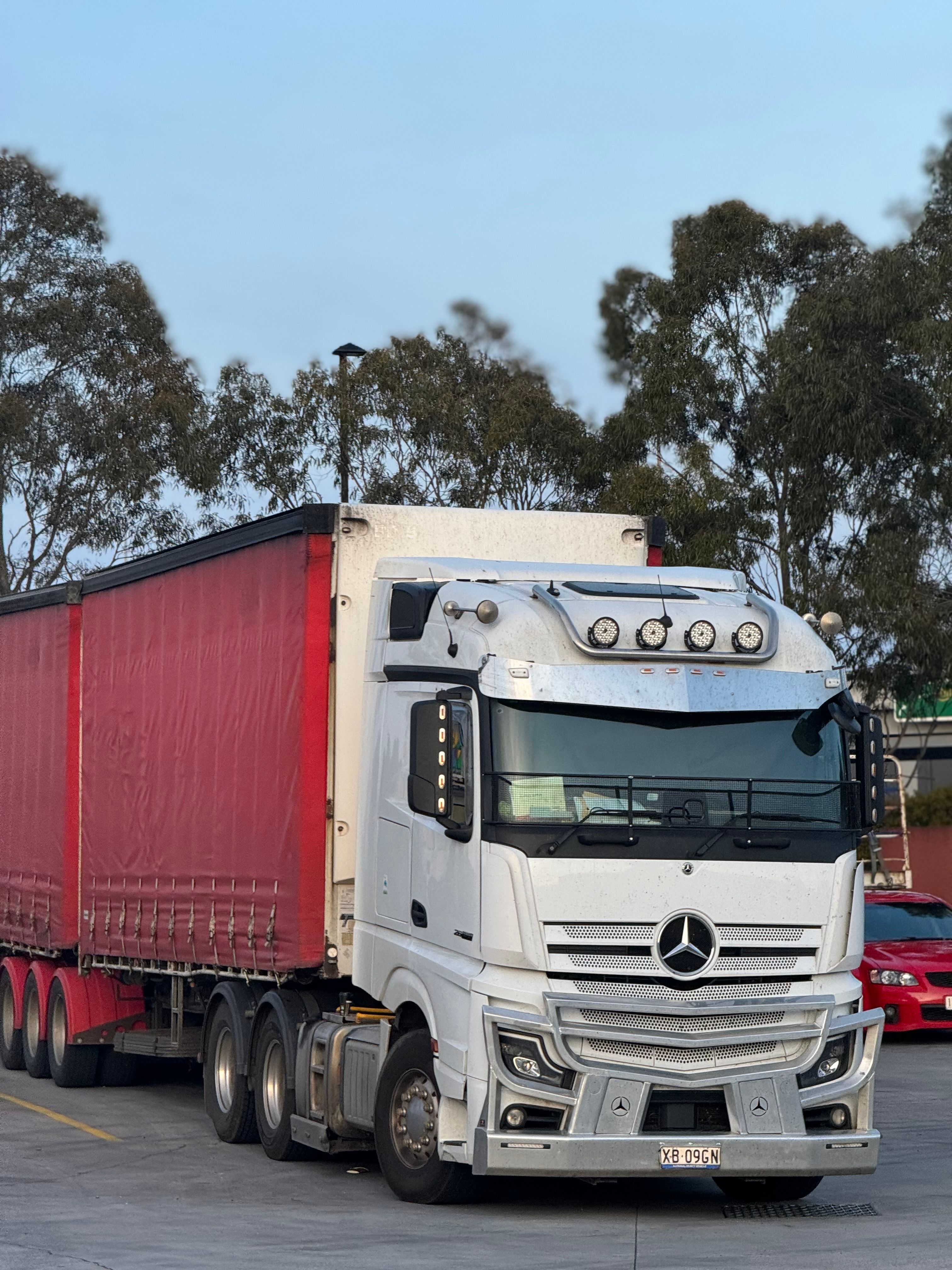 Long-haul articulated truck